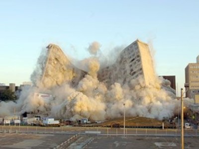 La demolición controlada de La quinta&nbsp;Columna.